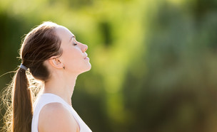 אישה אופטימית (צילום: fizkes, Shutterstock)