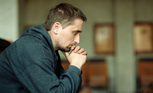 גבר בדיכאון (צילום: spixel, Shutterstock)
