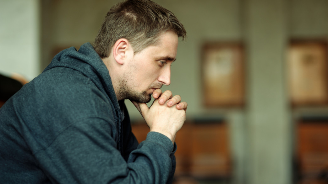 גבר בדיכאון (צילום: spixel, Shutterstock)