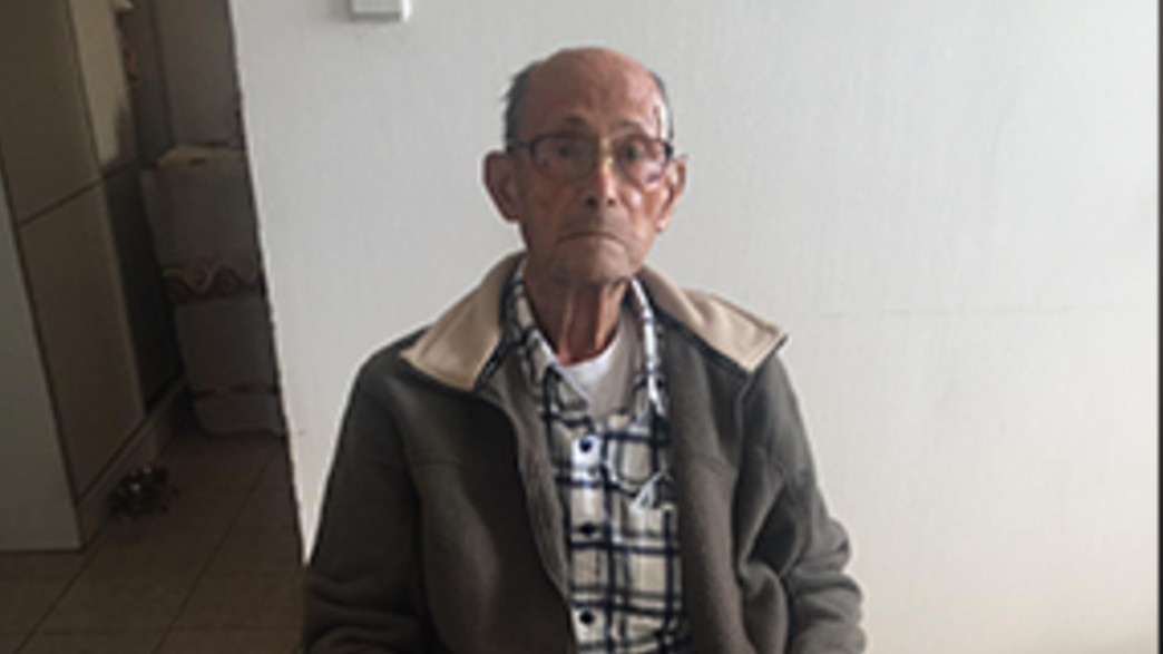 ניצול השואה רוברט סתולאיר בביתו ניצול השואה רוברט סתולאיר בביתו