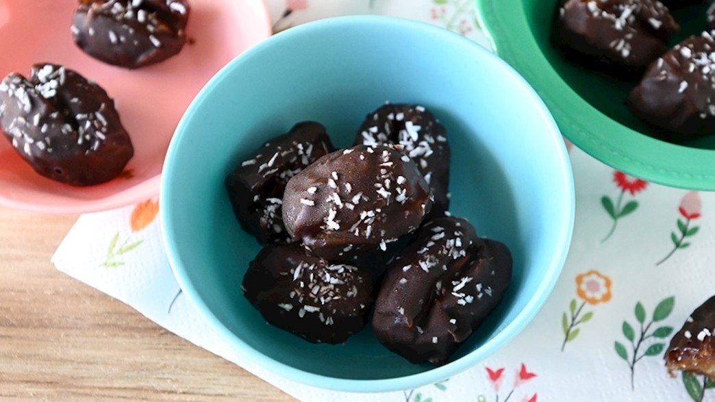 רחלי קרוט מכינה תמרים בציפוי שוקולד רחלי קרוט מכינה תמרים בציפוי שוקולד