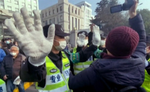 בסין רודפים את האזרחים והעיתונאים שסיקרו את המגפה (צילום: CNN)