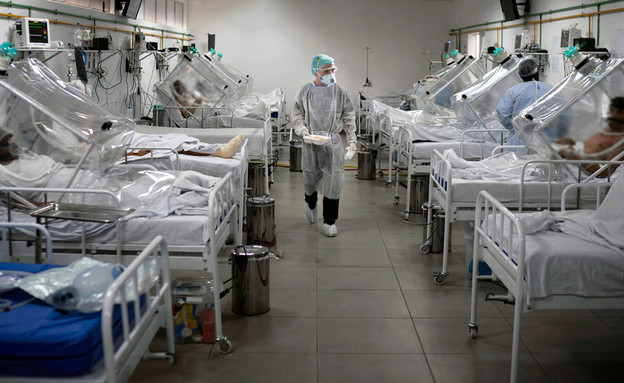 חולים במחלקת קורונה (צילום: faboi / Shutterstock.com)