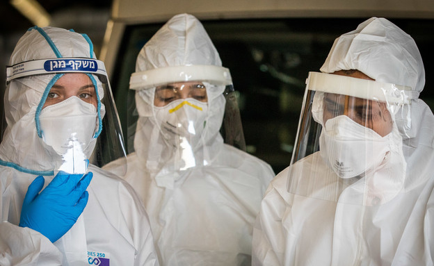 צוות רפואה לבוש בבגדי מיגון לקורונה (צילום: נתי שוחט, פלאש/90 )