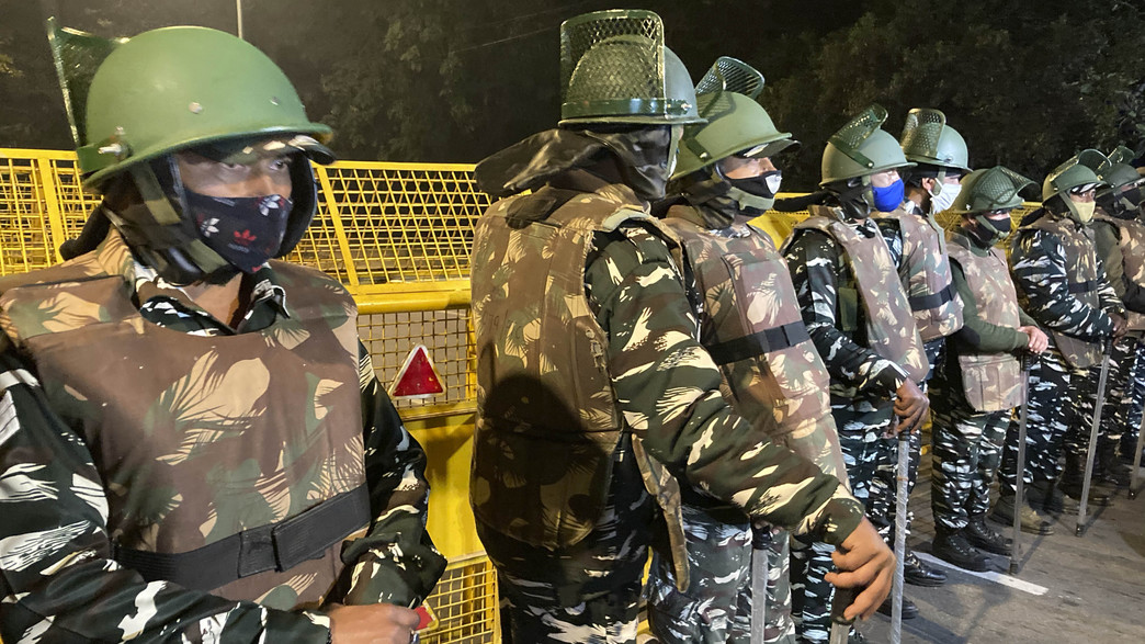 שוטרים שומרים ליד שגרירות ישראל בניו דלהי לאחר פיצוץ הפיצוץ במקום