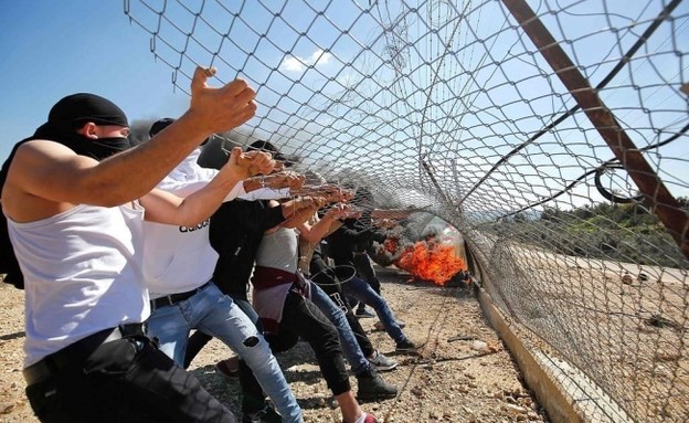 פלסטינים מחבלים בגדר ההפרדה (צילום: דובר צה''ל, דובר צה"ל)