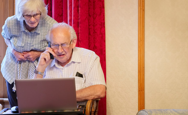 Elderly couple in front of computer (Photo: richard johnson, shutterstock)