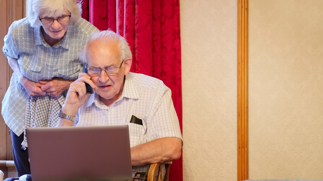 זוג קשישים מול מחשב זוג קשישים מול מחשב