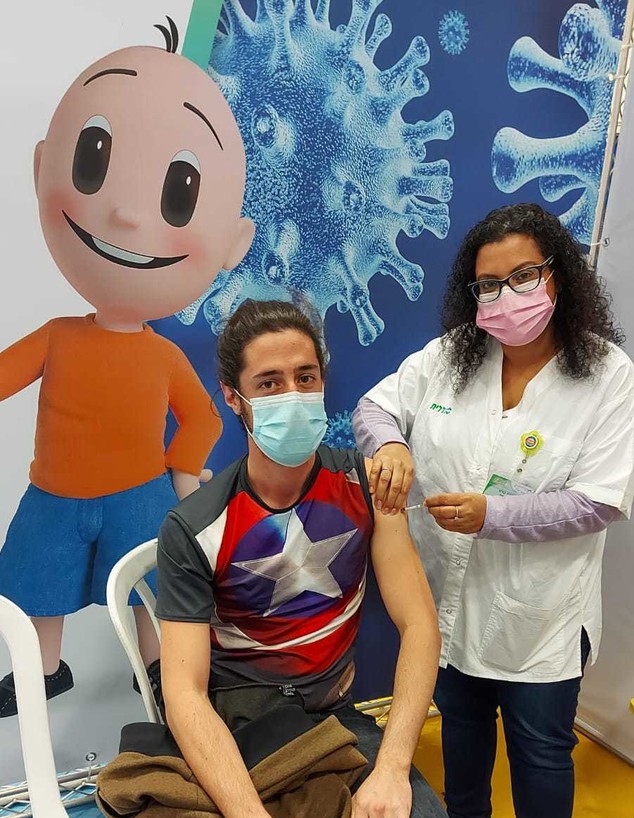 המרואיין גיא שעשוע עם האחות המחסנת יפעת קורש מכללי (צילום: דוברות מחוז דן-פ"ת, כללית)