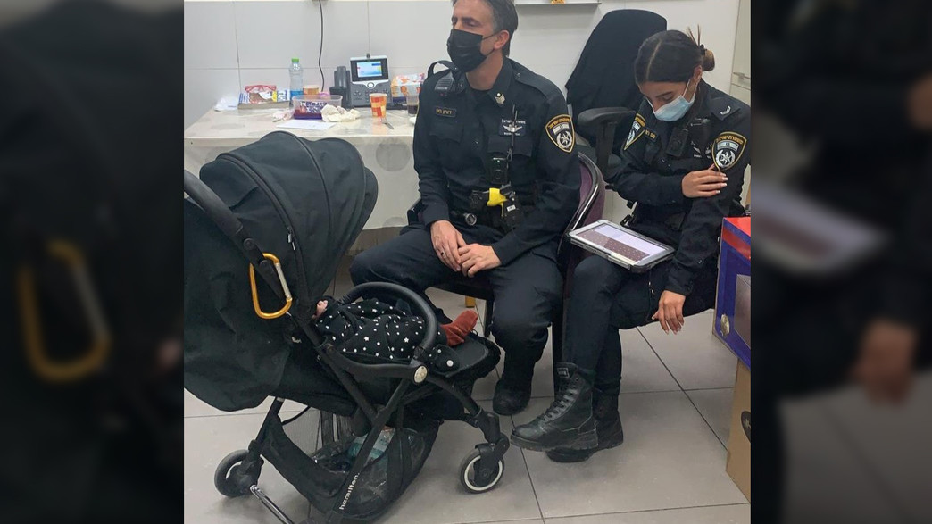 השוטרים עם התינוקת שנשכחה באוטובוס בבני ברק