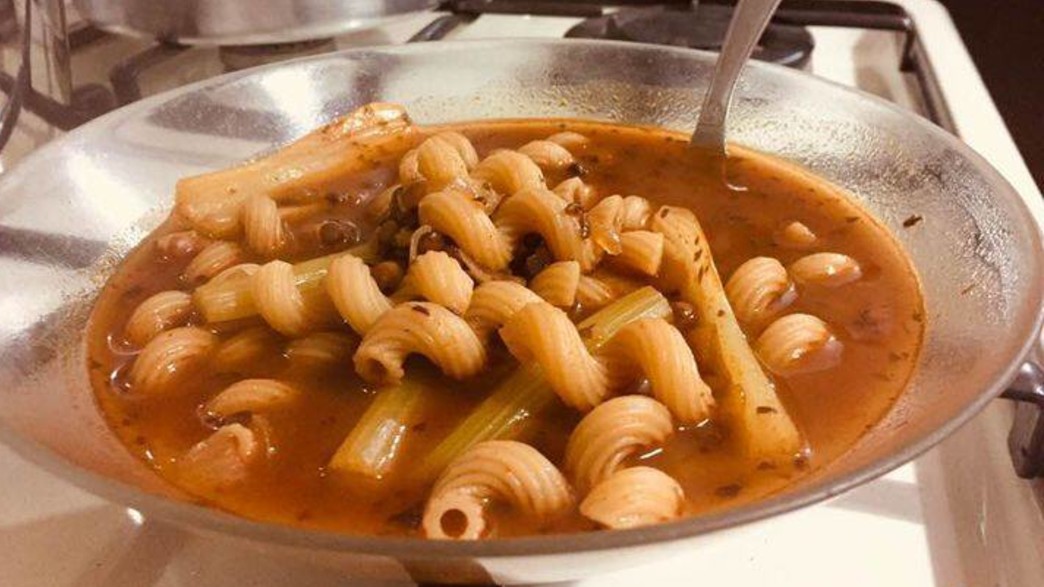 מקרונה סחונה בקנקש – מרק עגבניות עם פסטה ועדשים מקרונה סחונה בקנקש – מרק עגבניות עם פסטה ועדשים