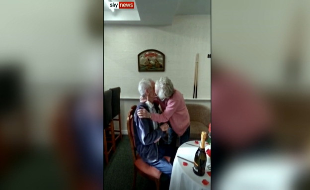 זוג קשישים מבריטניה שהתאחדו לאחר שנה  (צילום: sky news)
