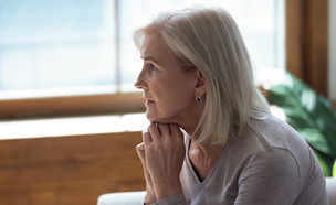 אישה מבוגרת בדיכאון (צילום: fizkes, Shutterstock)