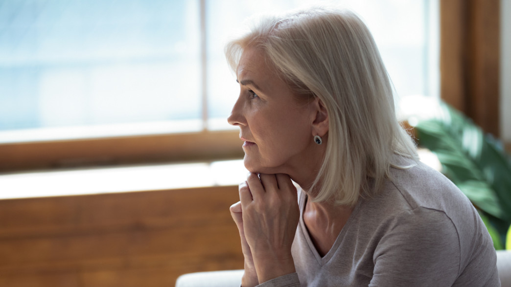 אישה מבוגרת בדיכאון