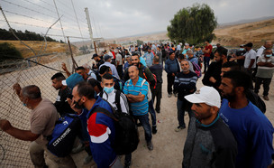 פלסטינים על הגדר (צילום: reuters)