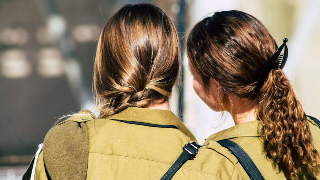 חיילות  חיילות