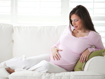 אישה בהריון על הספה- המדריך להריונית הנודניקית (צילום: istockphoto)
