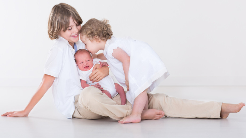 אח אחות ותינוק - משפחה מתרחבת אח אחות ותינוק - משפחה מתרחבת