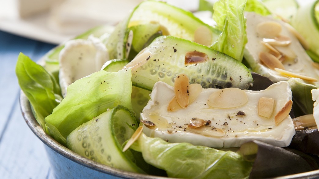 סלט חסה עם רצועות מלפפונים, שקדים וקממבר