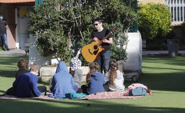 כיתות ה' בבית הספר היסודי ניר בקרית אונו לומדים במ (צילום: איתן אלחדז, TPS)