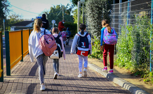 תלמידים חוזרים לבית הספר אחרי הסגר (צילום: פלאש/90 )