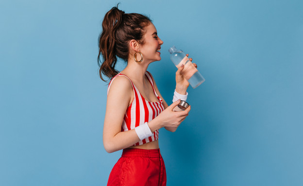 אישה שותה מים (צילום:  Look Studio, shutterstock)