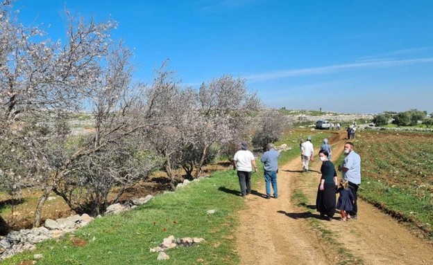 יהודים עלוו להתפלל באתר מורשת יהודי שהושחת ושוקם (צילום: נדב גולדשטיין, TPS)