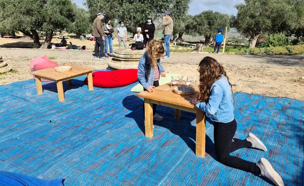 מטיילים בגן הלאומי ציפורי (צילום: מיטל אהרון, רשות הטבע והגנים)