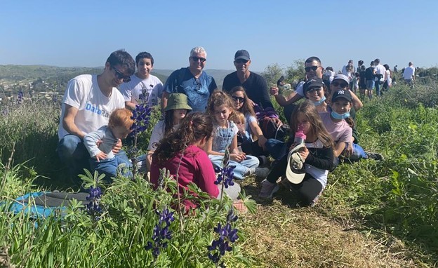 מטיילים בגבעת האירוסים בתל שכה (צילום: שלומית שביט, רשות הטבע והגנים)