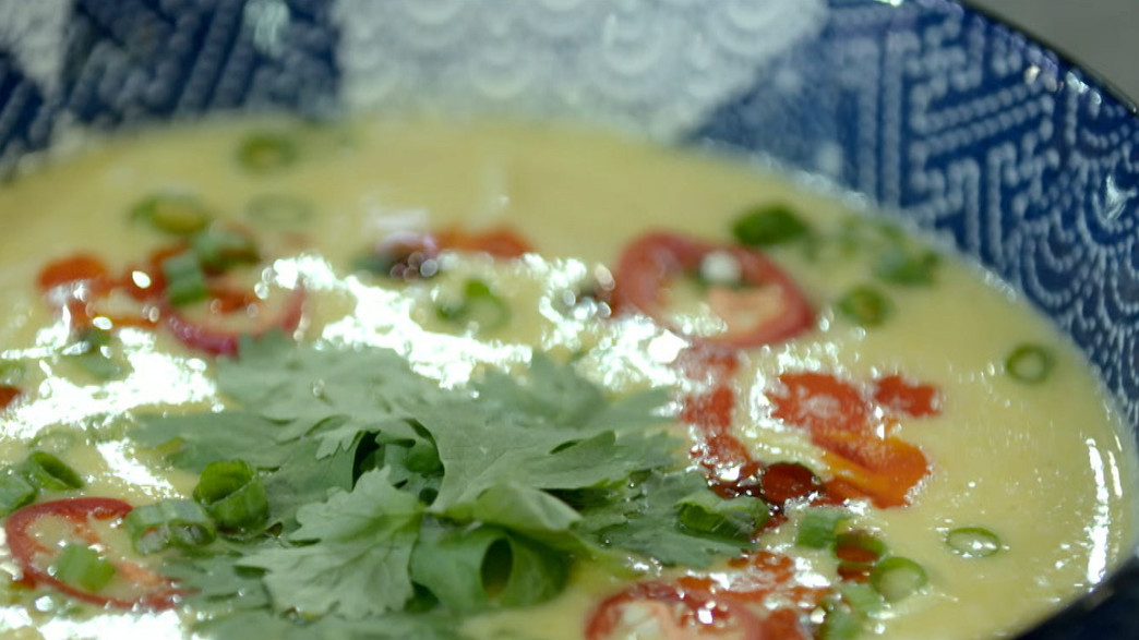 מרק תירס עם עוף ואטריות - חיים כהן מרק תירס עם עוף ואטריות - חיים כהן