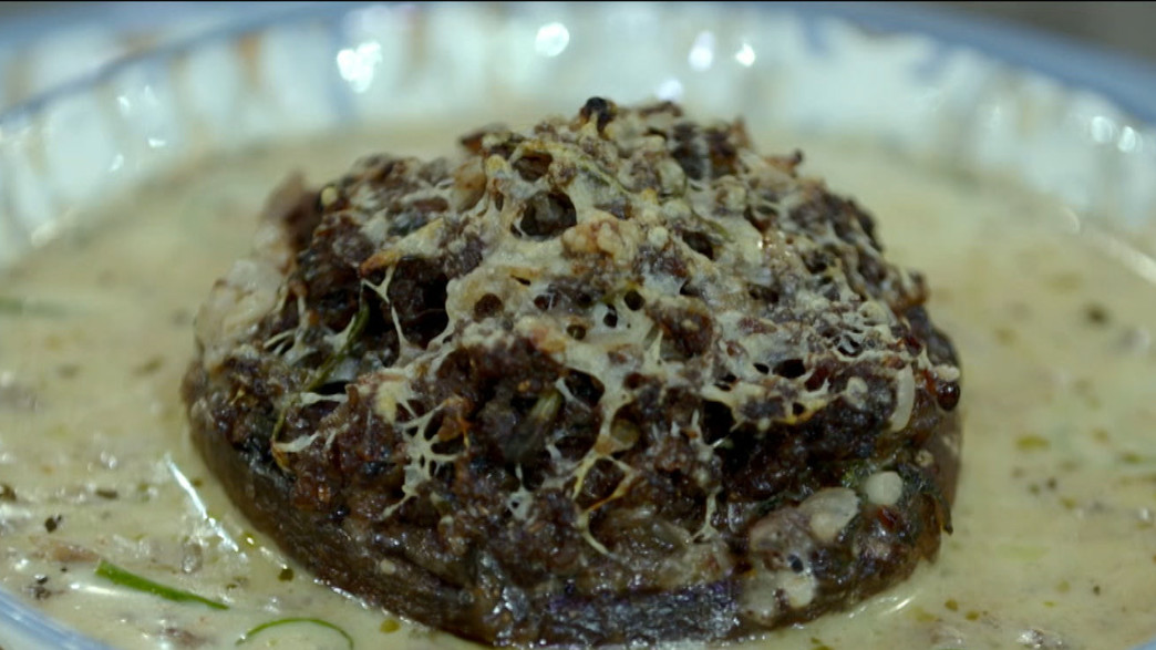 מרק פטריות עם פטרייה ממולאת - מנאל איסמעיל מרק פטריות עם פטרייה ממולאת - מנאל איסמעיל