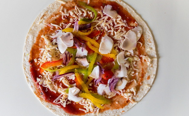 פיצה מטורטיות מגולגלות - הכנה פיצה מטורטיות מגולגלות - הכנה