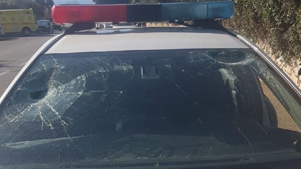 ניידת משטרה שנפגעה מאבנים בחיפה ניידת משטרה שנפגעה מאבנים בחיפה