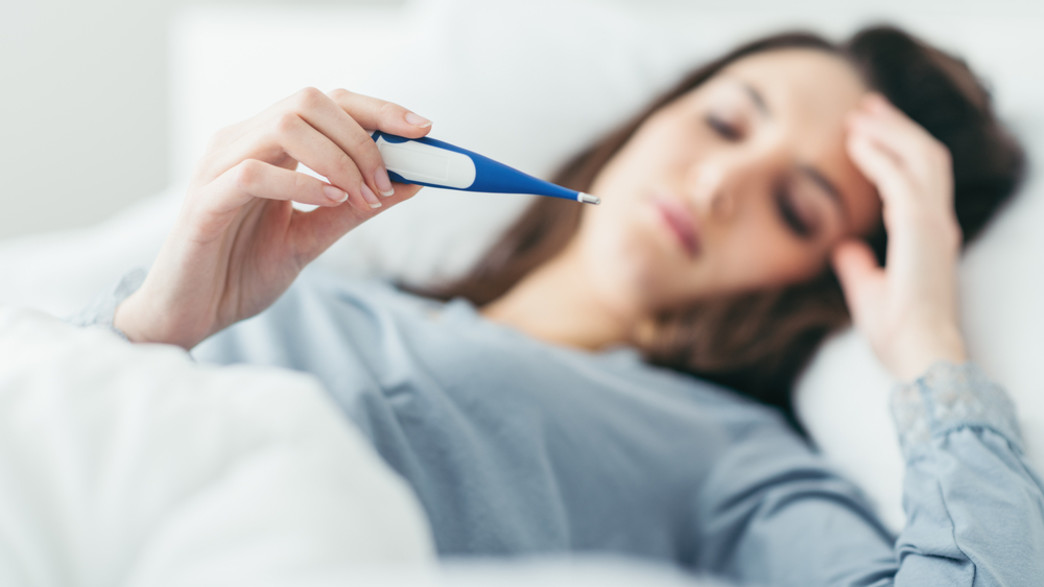 אישה חולה, מודדת חום