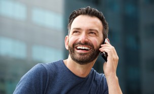 גבר מדבר בטלפון (צילום: mimagephotography, Shutterstock)