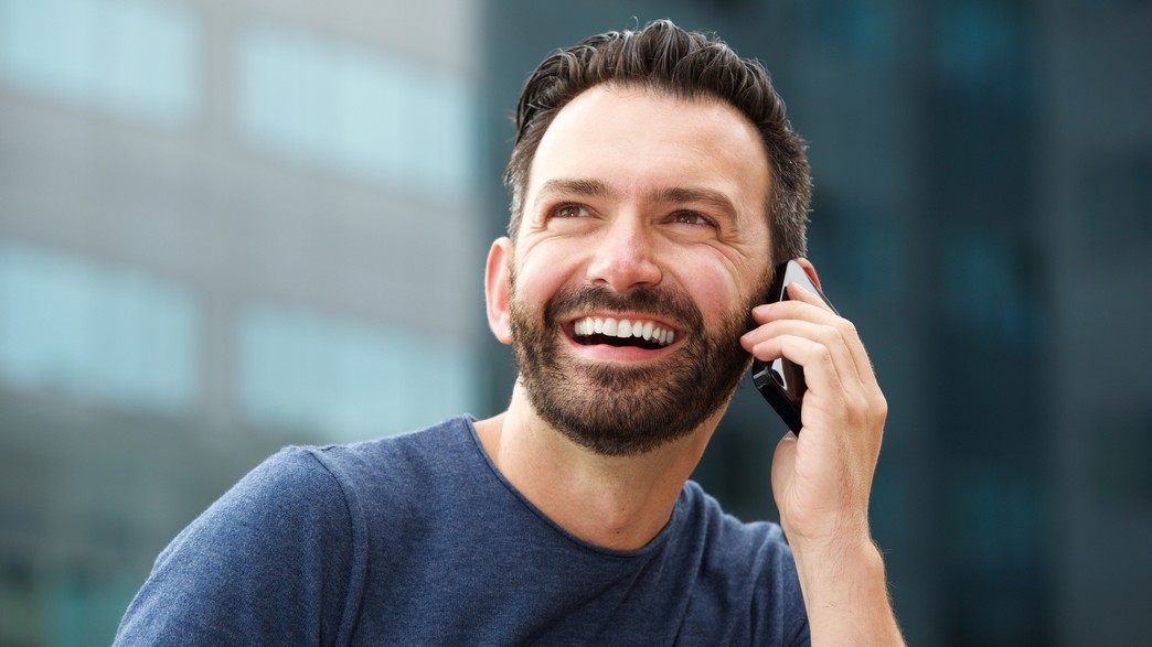גבר מדבר בטלפון (צילום: mimagephotography, Shutterstock)