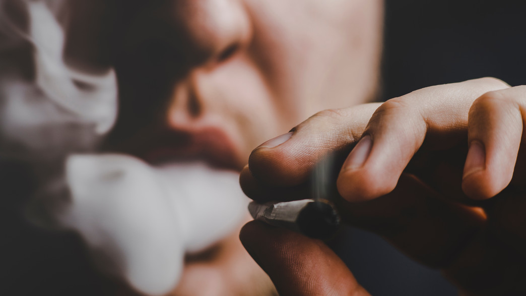 אדם מעשן ג'וינט