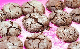 עוגיות שוקולד סדוקות טבעוניות (צילום: נטלי הולדינג)