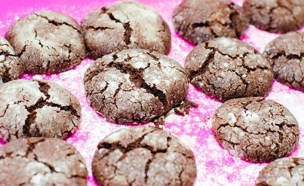 עוגיות שוקולד סדוקות טבעוניות (צילום: נטלי הולדינג)