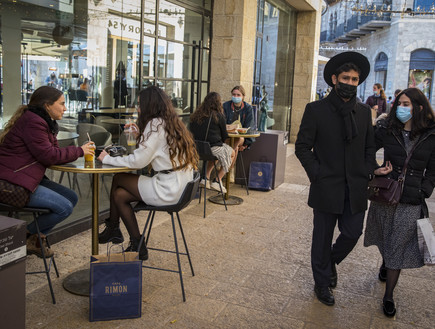 ירושלמים עם מסיכות פנים בקניון ממילא, דצמבר 2020 (צילום: אוליביה פיטוסי , פלאש/90 )