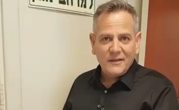 ניצן הורוביץ חותם על מסמך ההתחייבות