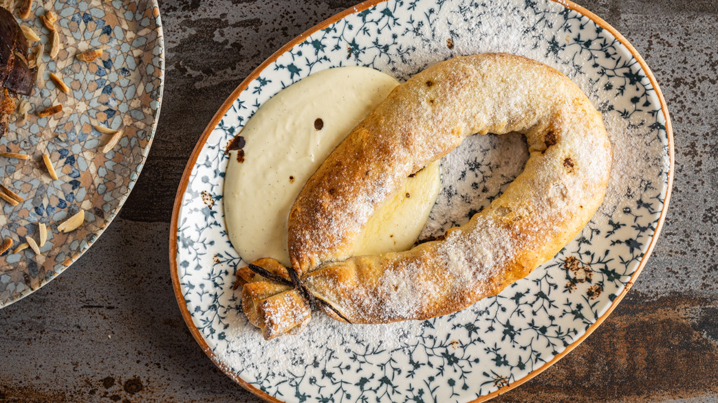 שטרודל תפוחים עם קרם פטיסייר שטרודל תפוחים עם קרם פטיסייר