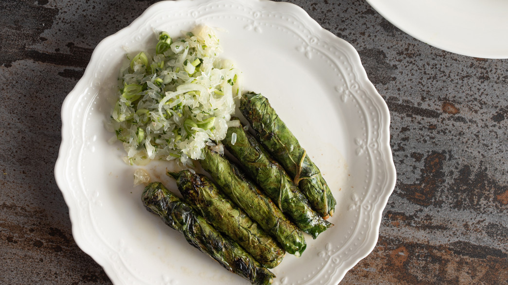 אצבעות דג עטוף במנגולד עם סלט פומלות ושעועית ירוקה