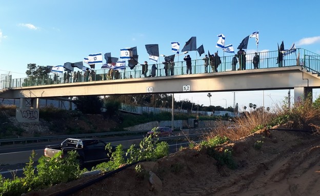 מחאה נגד נתניהו בגשר נעורים (צילום: הדגלים השחורים)