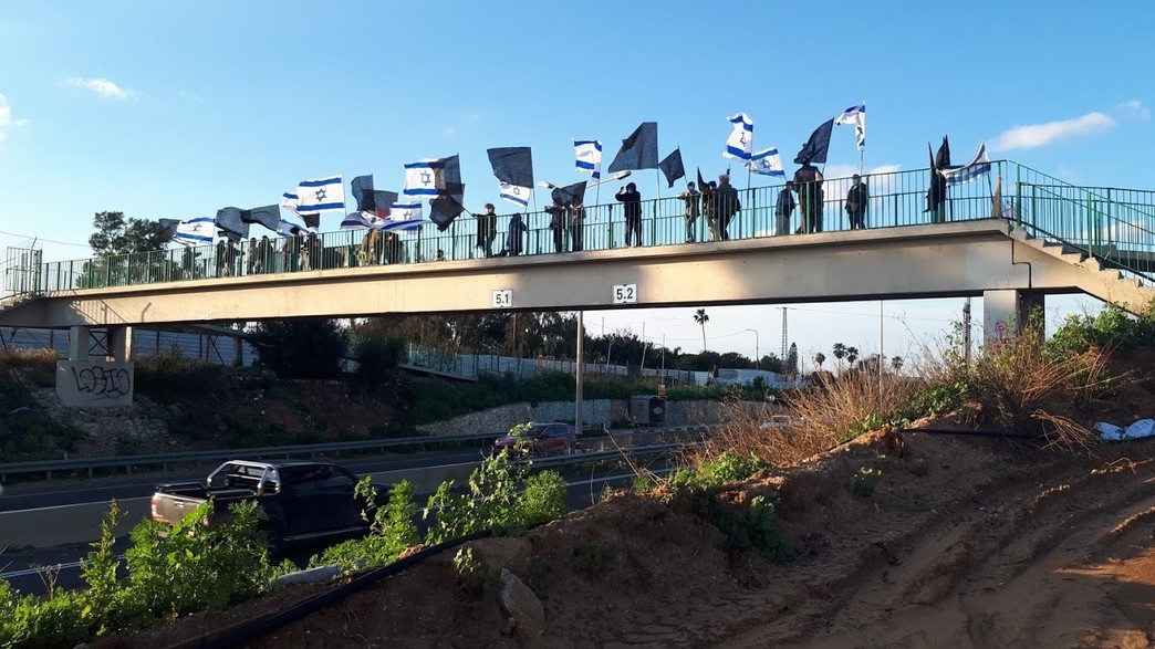 מחאה נגד נתניהו בגשר נעורים