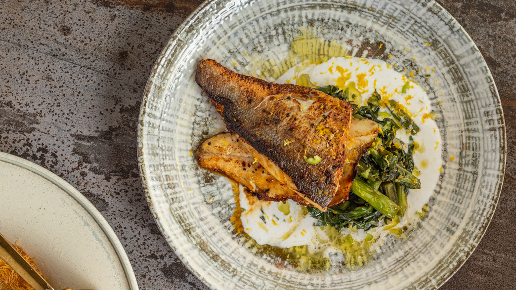 פילה לברק עם ירקות ירוקים והדרים