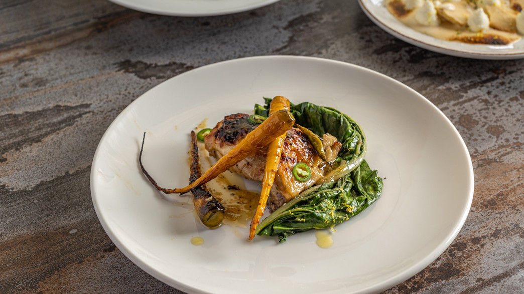 עוף ביין לבן עם שורשים ועלי מנגולד