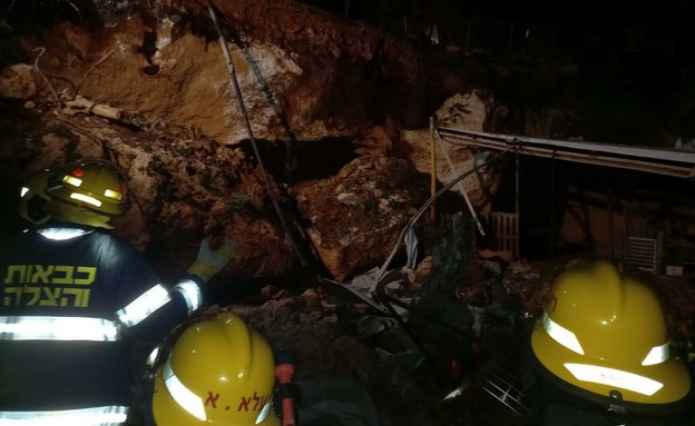 חילוץ האישה שנהרגה מהתמוטטות קיר סלעים (צילום: החדשות12, תיעוד מבצעי איחוד הצלה)