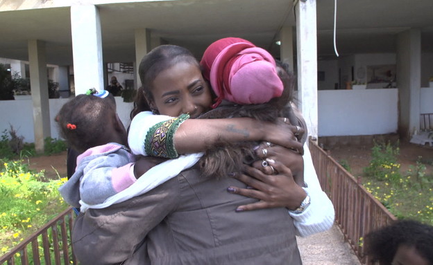 יוצאי אתיופיה שפגשו סוף סוף את הקרובים שלהם (צילום: n12)