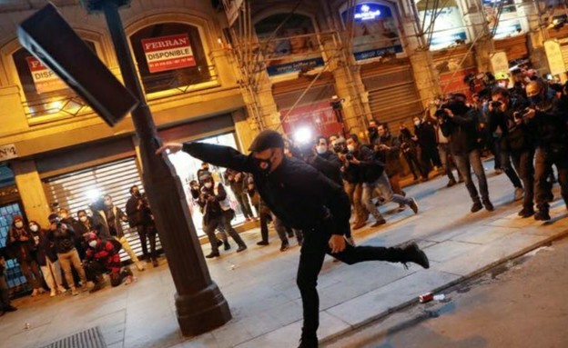 התפרעויות בספרד בעקבות מעצר ראפר (צילום: reuters)